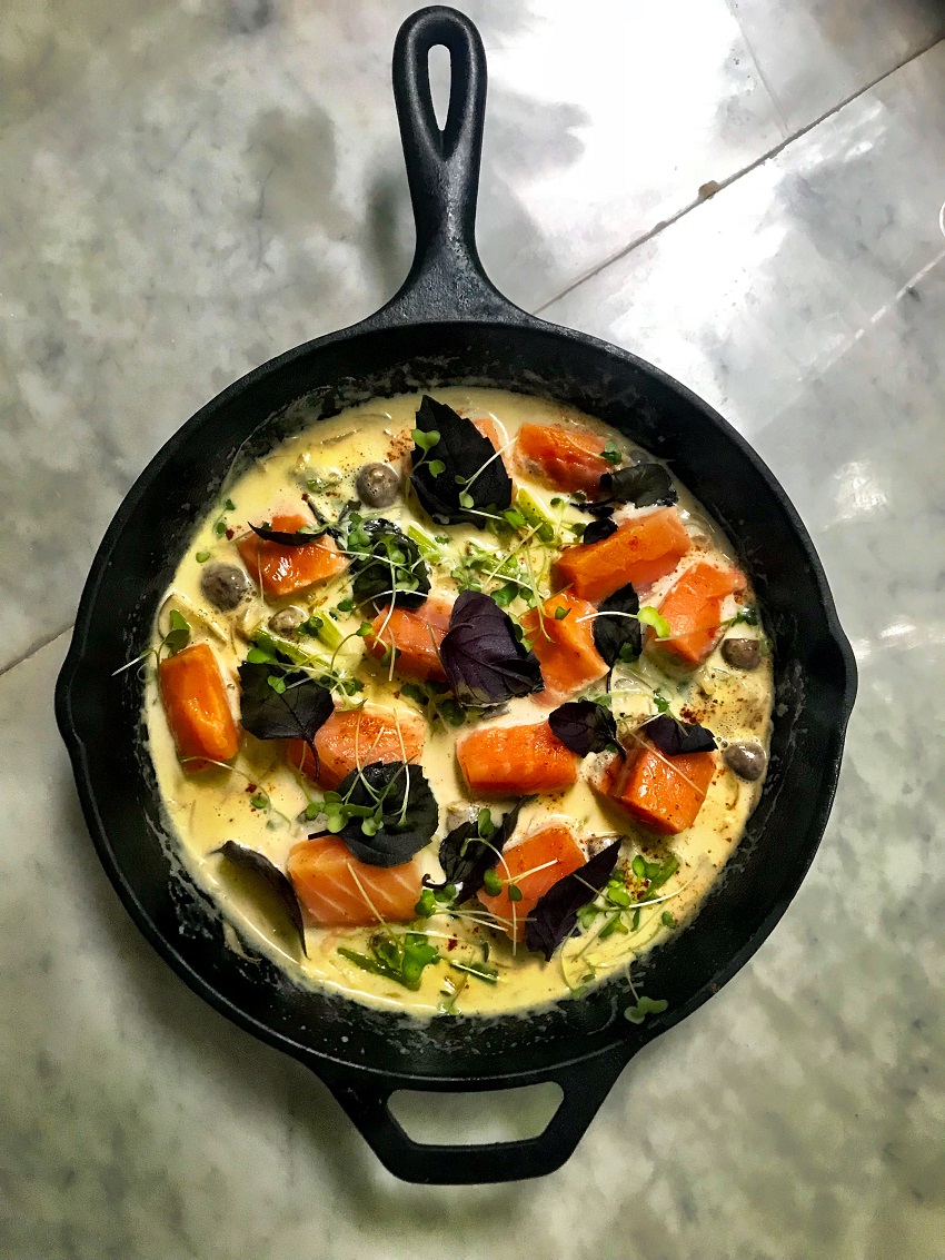 Salmón en salsa de mostaza, crema de leche con hongos, cebollino chino y hojas de albahaca morada