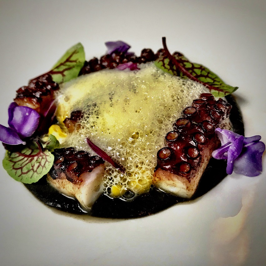 Pulpo con huitlacoche y aire de maíz