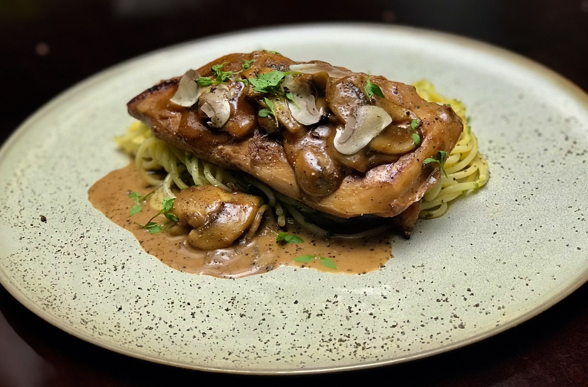 Delicias de pollo con vino Marsala, linguine y champiñones al ajillo