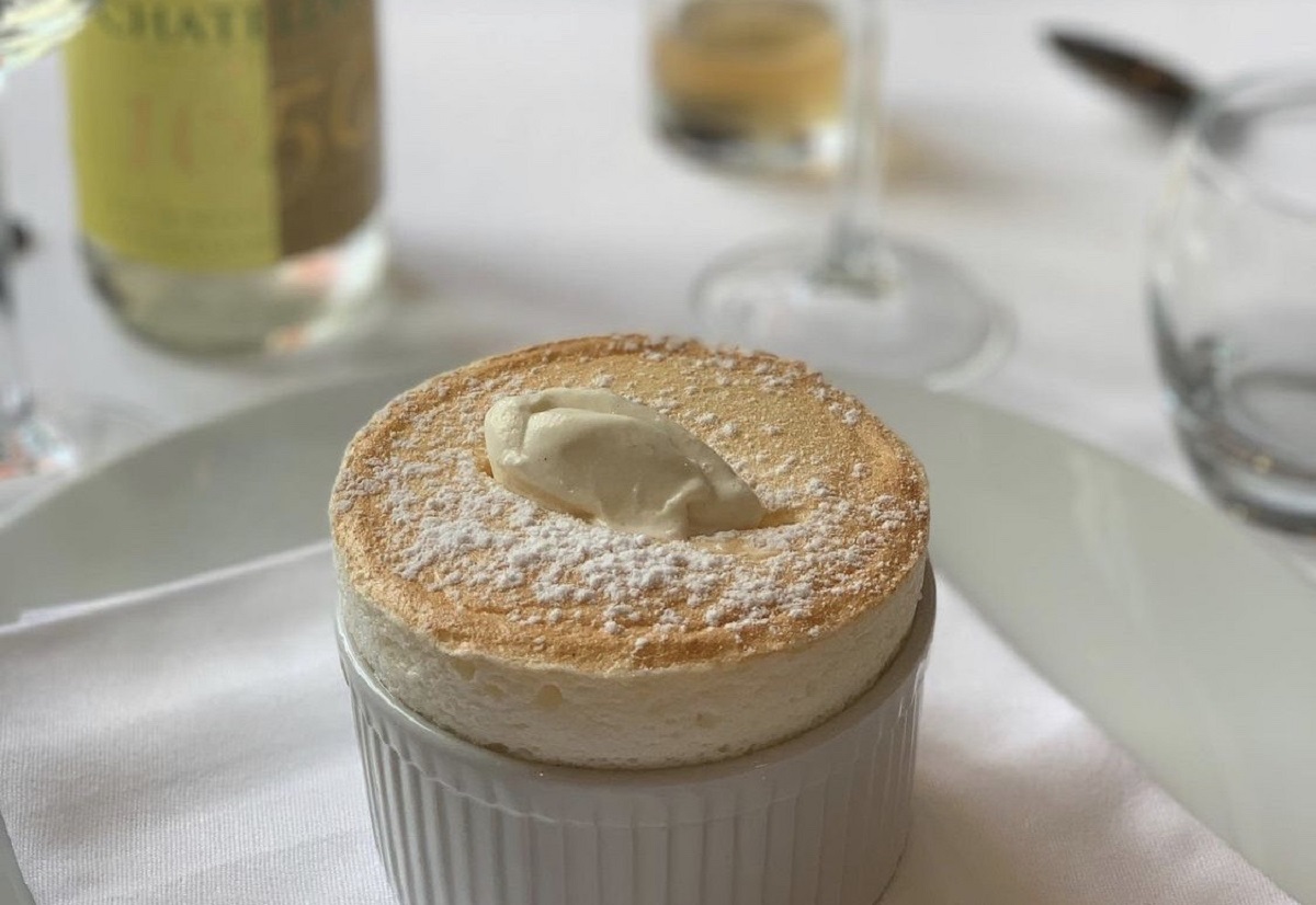 Soufflé de vainilla y naranja con helado de chocolate blanco