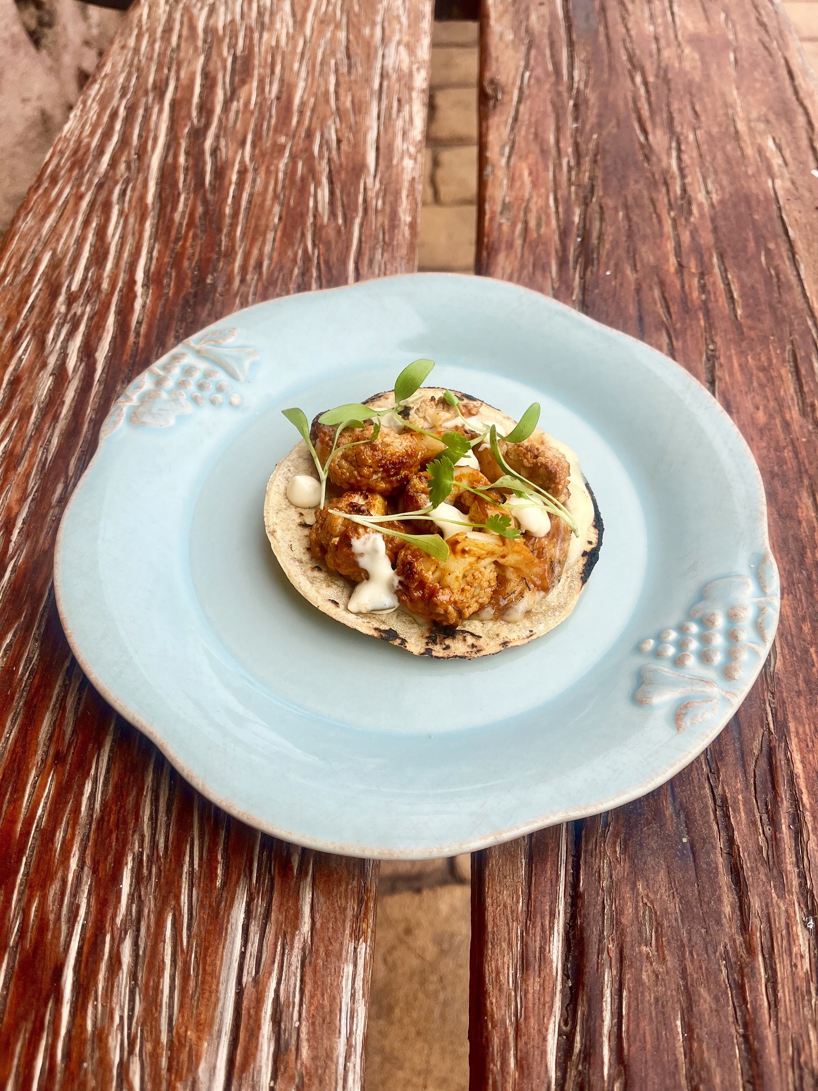 Tostadas de coliflor asada con recaudo rojo