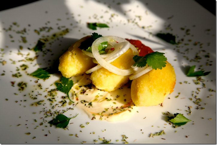 Casi “causa” de gambas con sofrito, acompañas de Ali-olí de orégano y salsa criolla