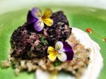 Cordero en corteza de olivas negras, miel de flores y hierbas frescas con ensalada de sémola