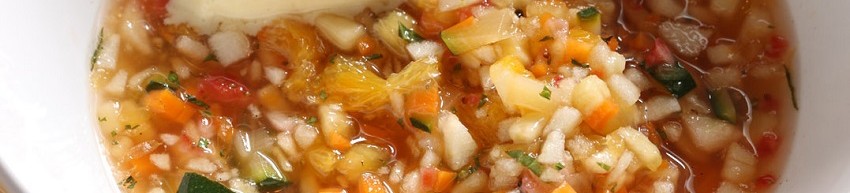 Sopa de frutas y verduras con helado de vainilla