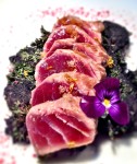 Tataki de Atún del Pacifico con tierra de trufa y ajos negros